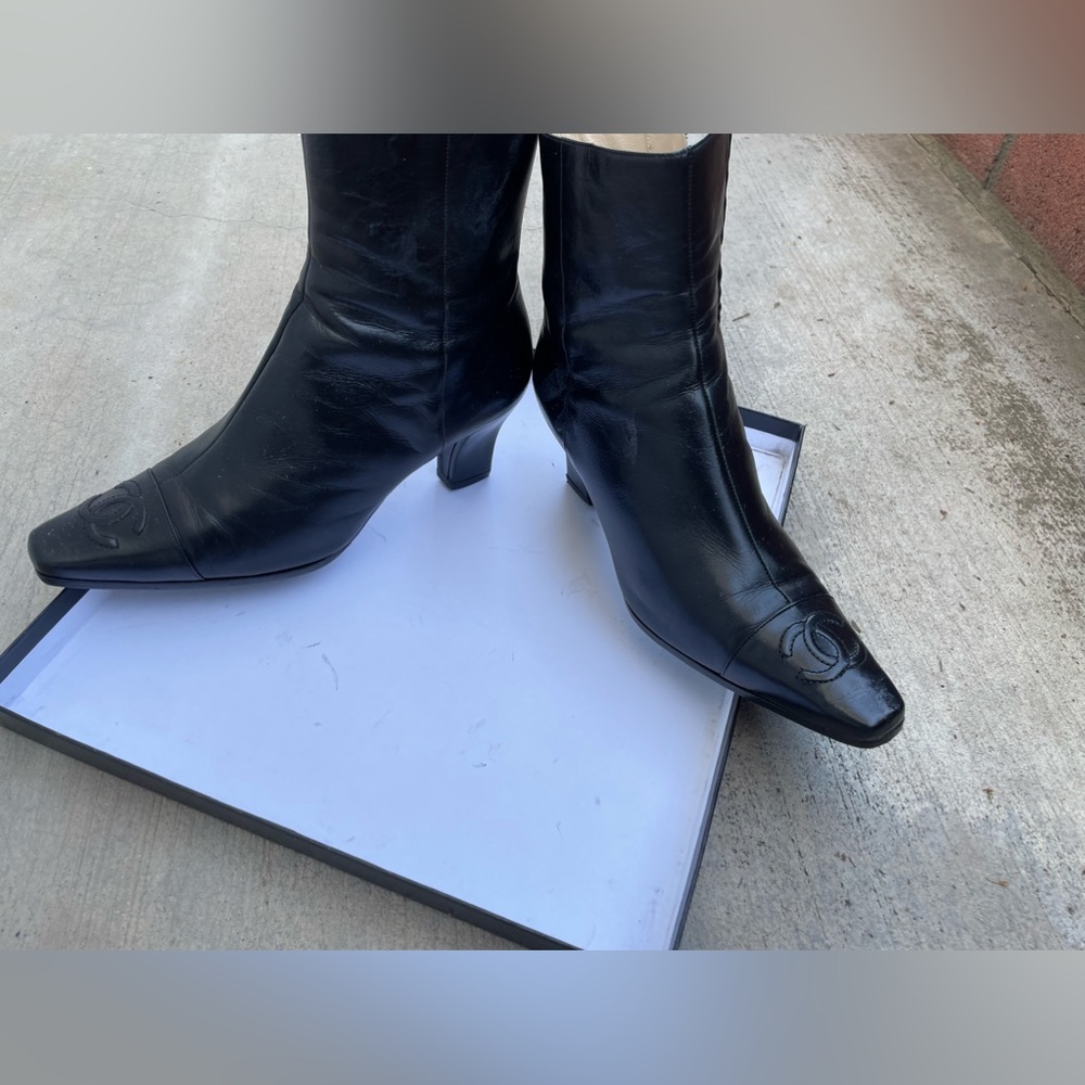 Authentic Vintage Chanel black leather boots with CC logo - Picture 12 of 15